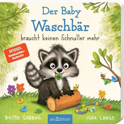 Buchcover des Kinderbuchs „Der Baby Waschbär braucht keinen Schnuller mehr“. Ein kleiner Waschbär sitzt mit einem Schnuller im Mund auf einem Baumstamm in einer Wiese.