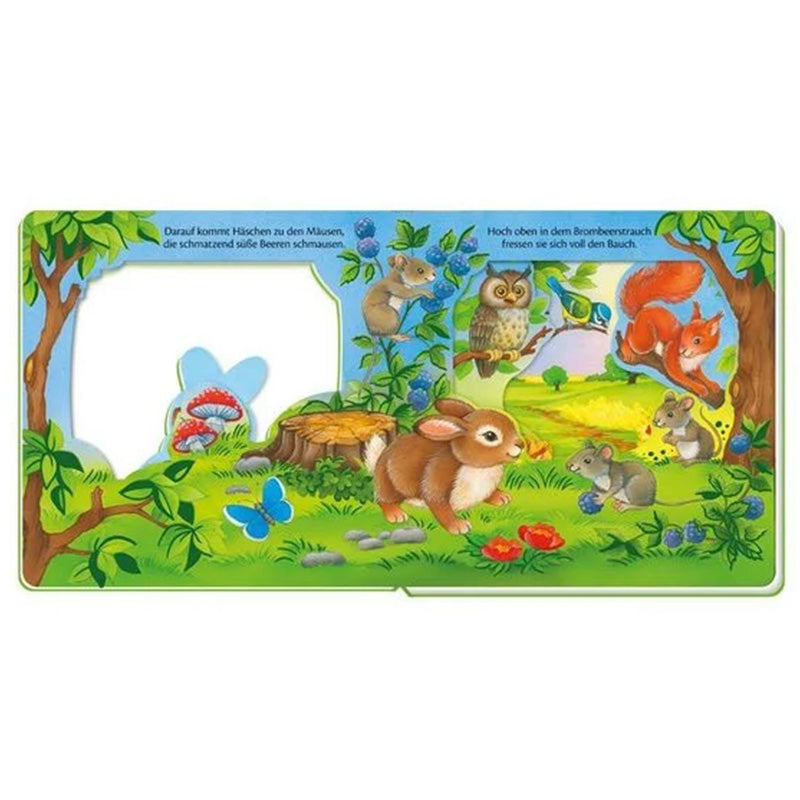 Buchseite: Der kleine Hase trifft im Wald auf Mäuse, eine Eule und ein Eichhörnchen, die Beeren naschen – liebevoll illustrierte Szene mit Bäumen und Blumen.