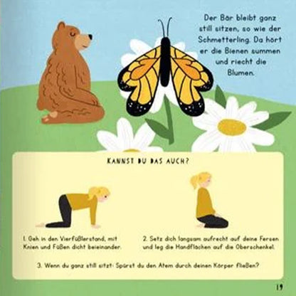 Buchseite aus „Der Yoga-Bär“ mit Yogaübung „Schmetterling“, Bär sitzt still und schaut einen Schmetterling an.
