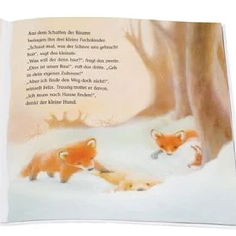 Buchseite mit drei kleinen Fuchskindern im Schnee. Sie beugen sich neugierig über etwas, das im Schnee liegt, während im Hintergrund ein Wald zu sehen ist. Die Farben sind weich und warm gehalten.