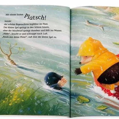 Doppelseite mit einer spannenden Rettungsszene: Der kleine Igel im gelben Regenmantel streckt einem Maulwurf seine Pfote entgegen, der im Fluss treibt. Der Text beschreibt, wie der Igel mutig hilft.