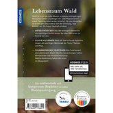 Rückseite des Buches „Lebensraum Wald“ aus dem Kosmos Verlag. Oben steht eine Beschreibung: Wälder sind mehr als Bäume, sie sind komplexe Ökosysteme mit Tieren, Pflanzen und Pilzen. Vorgestellt werden über 550 Arten im Porträt mit Farbfotos. Drei Schwerpunkte: Arten entdecken, sicher bestimmen und Zusammenhänge verstehen. Rechts unten Hinweis auf die Kosmos-Plus-App mit über 100 Tierstimmen. Unten Logos von NABU und Kosmos-Farbcodes sowie das ISBN.
