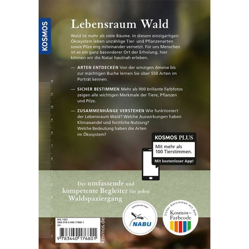 Rückseite des Buches „Lebensraum Wald“ aus dem Kosmos Verlag. Oben steht eine Beschreibung: Wälder sind mehr als Bäume, sie sind komplexe Ökosysteme mit Tieren, Pflanzen und Pilzen. Vorgestellt werden über 550 Arten im Porträt mit Farbfotos. Drei Schwerpunkte: Arten entdecken, sicher bestimmen und Zusammenhänge verstehen. Rechts unten Hinweis auf die Kosmos-Plus-App mit über 100 Tierstimmen. Unten Logos von NABU und Kosmos-Farbcodes sowie das ISBN.
