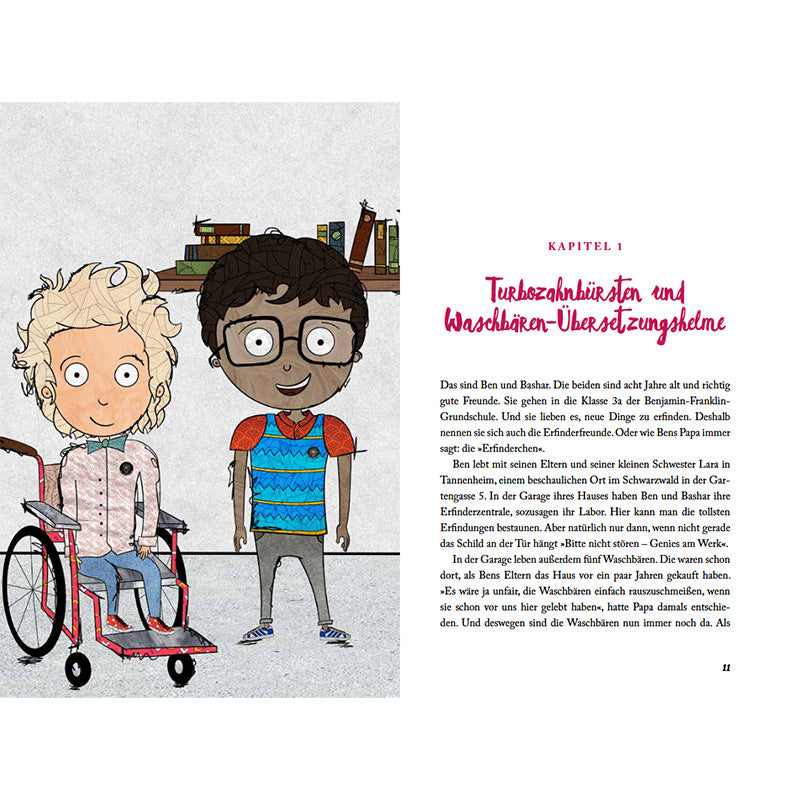 Buchseite – Zwei Kinder, einer im Rollstuhl, stehen nebeneinander vor einem Bücherregal.