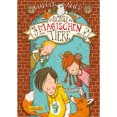 Buchcover: Titel „Die Schule der magischen Tiere“ – das erste Buch der Reihe. Es zeigt drei Kinder (ein Junge und zwei Mädchen) mit ihren magischen Tieren, darunter ein Fuchs. Der Hintergrund ist eine Backsteinwand mit türkisfarbenem Durchgang.