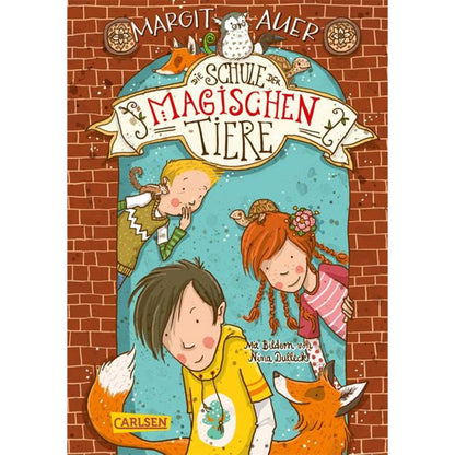Buchcover: Titel „Die Schule der magischen Tiere“ – das erste Buch der Reihe. Es zeigt drei Kinder (ein Junge und zwei Mädchen) mit ihren magischen Tieren, darunter ein Fuchs. Der Hintergrund ist eine Backsteinwand mit türkisfarbenem Durchgang.