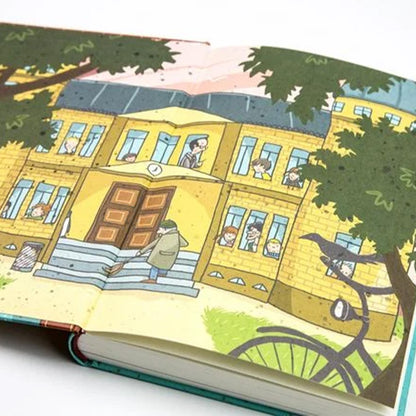 Buchseite: Farbillustration der Wintersteinschule – ein gelbes Gebäude mit vielen Fenstern, Kindern an den Fenstern und einem Hausmeister, der vor dem Eingang kehrt.