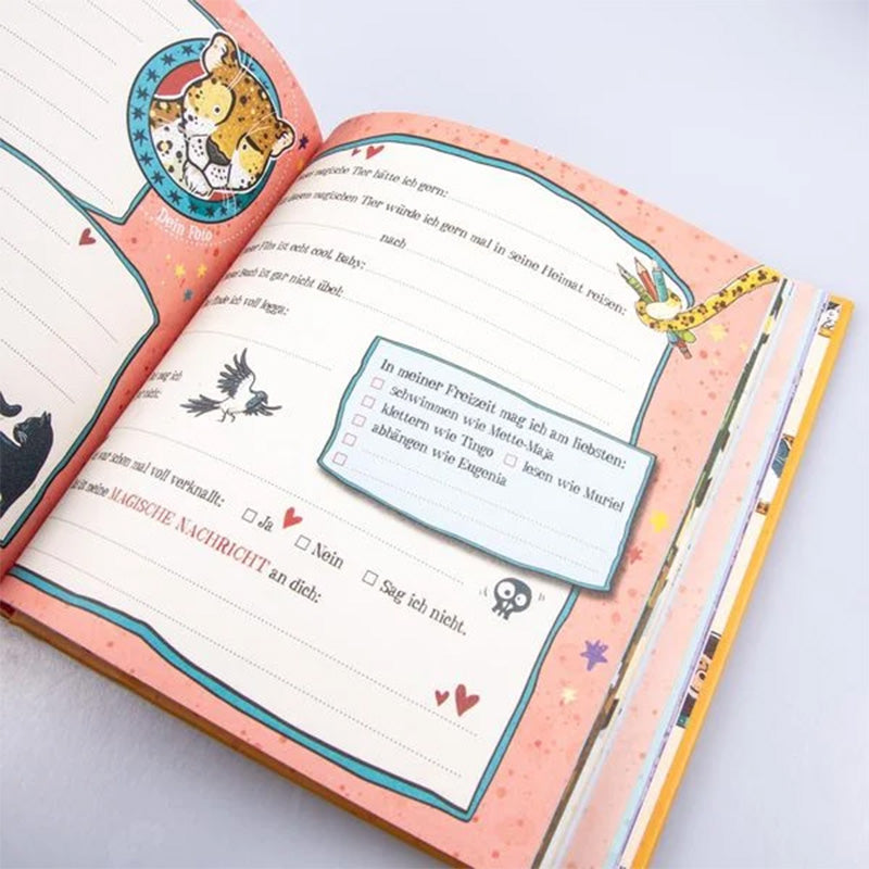 Offene Doppelseite des Freundebuchs Die Schule der magischen Tiere – Meine Freunde. Auf der rosa gestalteten Seite mit Illustrationen von Leopard, Schlange und Vogel sind Fragen und Felder zum Ausfüllen zu sehen, z. B. ‚Dieser Film ist echt cool‘, ‚Dieses magische Tier hätte ich gern‘ sowie eine Auswahlbox ‚In meiner Freizeit mag ich am liebsten