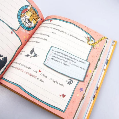 Offene Doppelseite des Freundebuchs Die Schule der magischen Tiere – Meine Freunde. Auf der rosa gestalteten Seite mit Illustrationen von Leopard, Schlange und Vogel sind Fragen und Felder zum Ausfüllen zu sehen, z. B. ‚Dieser Film ist echt cool‘, ‚Dieses magische Tier hätte ich gern‘ sowie eine Auswahlbox ‚In meiner Freizeit mag ich am liebsten