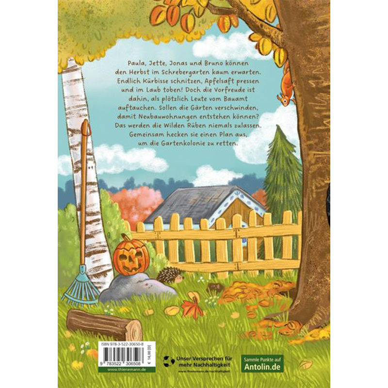 Rückseite des Buches Die wilden Rüben – Garten Nr. 8 in Gefahr. Herbstliche Illustration mit Baum, buntem Laub, Kürbisgesicht, Laubrechen, Zaun und Gartenhaus. Daneben ein Klappentext über Paula, Jette, Jonas und Bruno, die den Schrebergarten retten wollen, als Neubauwohnungen drohen. Unten ISBN, Nachhaltigkeitshinweis und Antolin-Logo.
