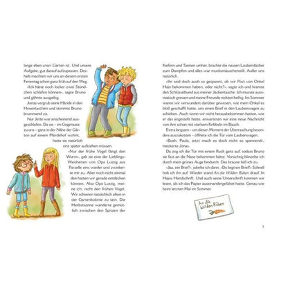 Innenseite des Buches Die wilden Rüben – Garten Nr. 8 in Gefahr. Zwei Textseiten mit fortlaufender Geschichte, dazu bunte Illustrationen von Kindern in herbstlicher Kleidung. Links stehen zwei Kinder, rechts ein weiteres Kind mit blondem Lockenkopf, daneben ein kleiner Briefumschlag mit der Aufschrift „An die wilden Rüben“.
