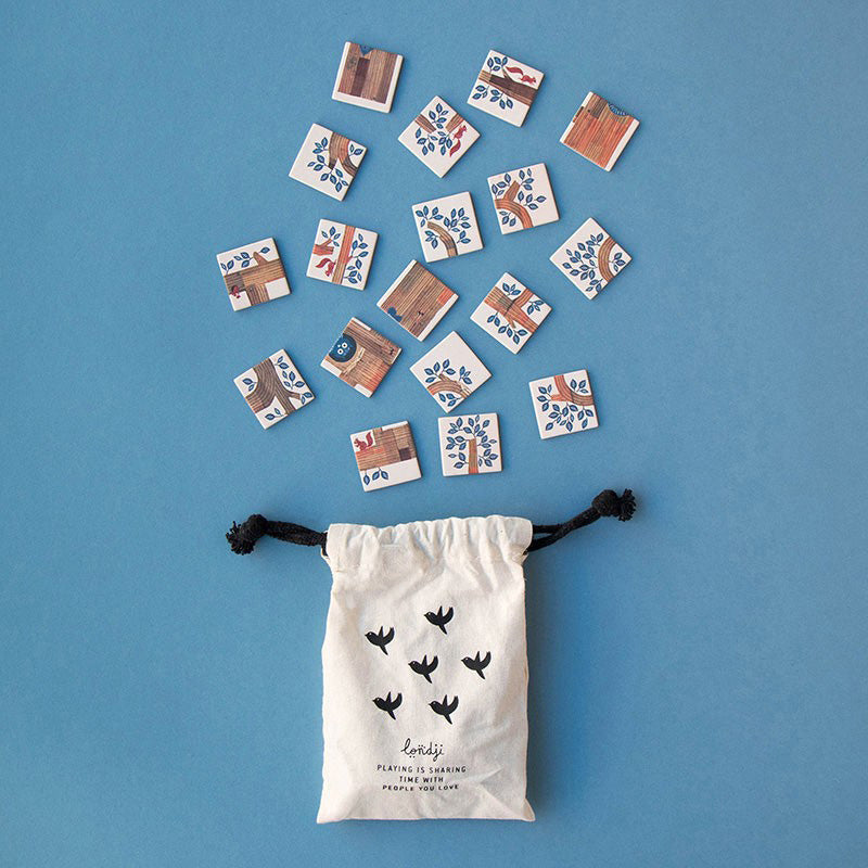Einen Stoffbeutel mit Vogelmotiven und mehrere Spielkärtchen mit Ästen, Blättern, Eulen und Eichhörnchen.