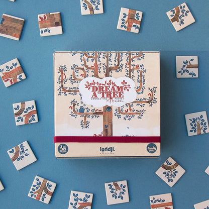 Die Vorderseite der Box mit dem Baum-Illustrationsdesign.