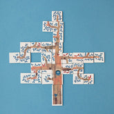 Einen gelegten Baum aus Plättchen auf blauem Hintergrund.