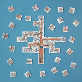 Eine größere Baumform mit verstreuten Plättchen außen herum.