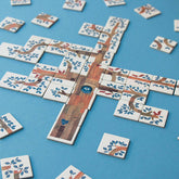 Spielsteine des Spiels „Dream a Tree“, die einen wachsenden Baum mit Ästen, Blättern und Tieren (z. B. Eichhörnchen, Eule) darstellen.