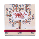 Bild: Nahaufnahme der Spielschachtel „Dream a Tree“ mit Baum-Illustration, roten Blättern und Tieren.