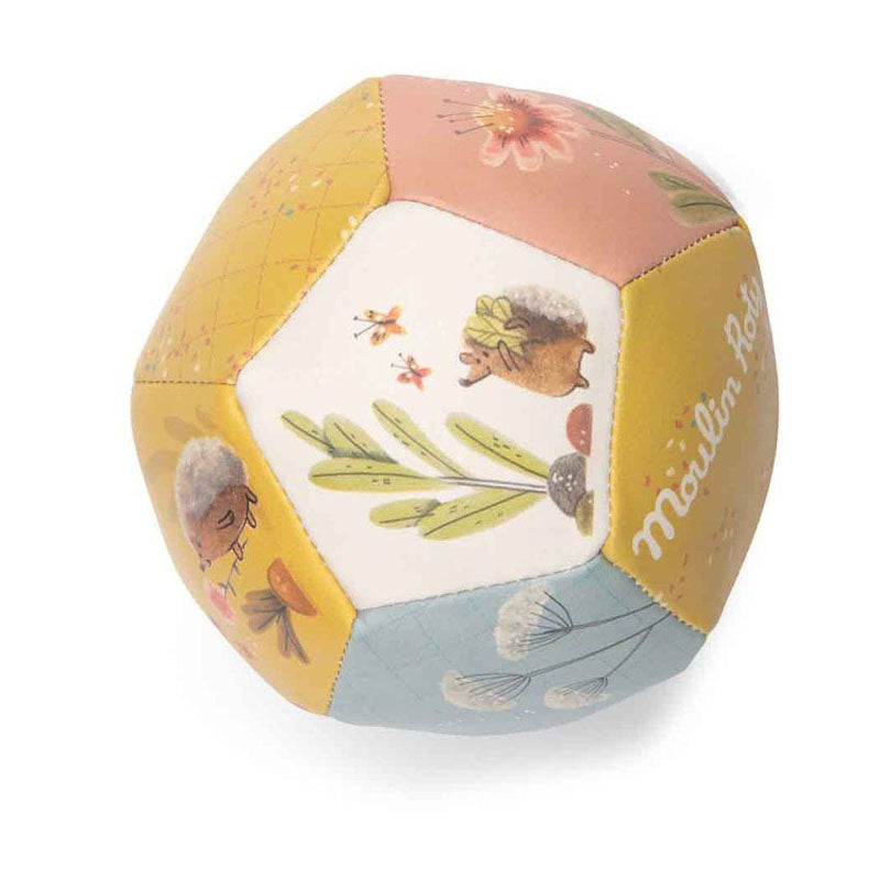 Runder Spielball von Moulin Roty mit zarten Blumen-, Igel- und Naturmotiven in warmen Gelb-, Rosa- und Grüntönen.