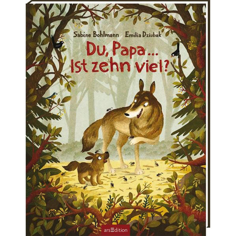 Buchcover „Du, Papa… ist zehn viel!?“ von Sabine Bohlmann und Emilia Dziubak (arsEdition). Ein Wolfswelpe blickt neugierig zu seinem Papa auf, beide stehen im warmen Licht einer Lichtung. Um sie herum dichter Wald mit Blättern, Vögeln und Ameisen – eine liebevolle, herbstlich illustrierte Szene.