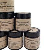 Nahaufnahme der Kerze „A Gmahde Wiesn“ mit Duft nach Minze, Heublume und Muskatellersalbei.