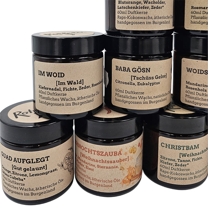 Detailansicht der Kerzen „Im Woid“, „Baba Gösn“ und „Woidsaziaugung“ mit natürlichen Düften.