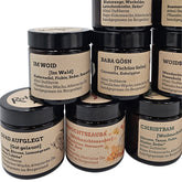 Detailansicht der Kerzen „Im Woid“, „Baba Gösn“ und „Woidsaziaugung“ mit natürlichen Düften.