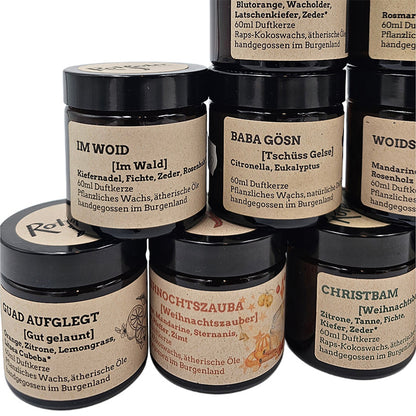 Detailansicht der Kerzen „Im Woid“, „Baba Gösn“ und „Woidsaziaugung“ mit natürlichen Düften.