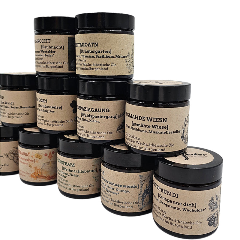 Schräger Blick auf die gestapelten Duftkerzen mit rustikalem Etikettendesign.