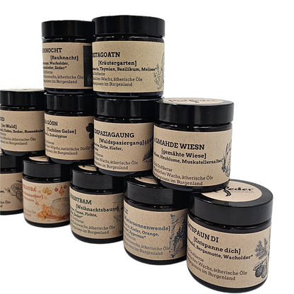 Schräger Blick auf die gestapelten Duftkerzen mit rustikalem Etikettendesign.