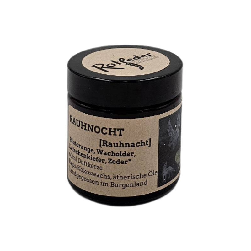 Braunes Glas mit Duftkerze, Etikett mit Aufschrift Rauhnocht und winterlichen Aromen.