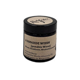 Einzelkerze „A Gmahde Wiesn“ mit schlichtem Etikett und schwarzem Deckel.