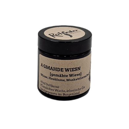 Einzelkerze „A Gmahde Wiesn“ mit schlichtem Etikett und schwarzem Deckel.