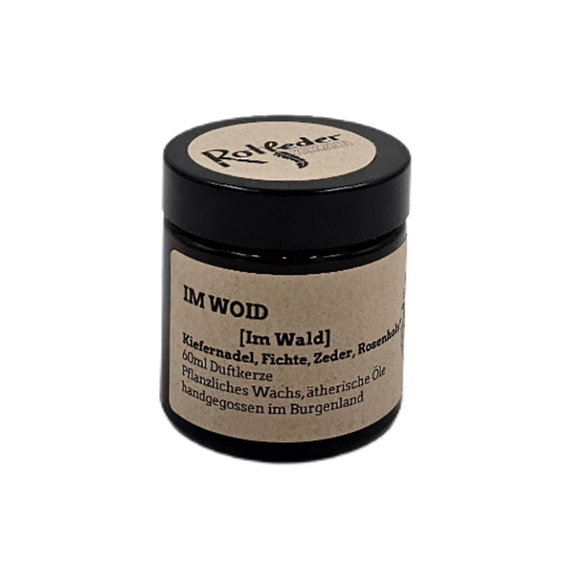 Braunes Glas mit Duftkerze, Etikett mit Aufschrift Im Woid und Wald-Düften.