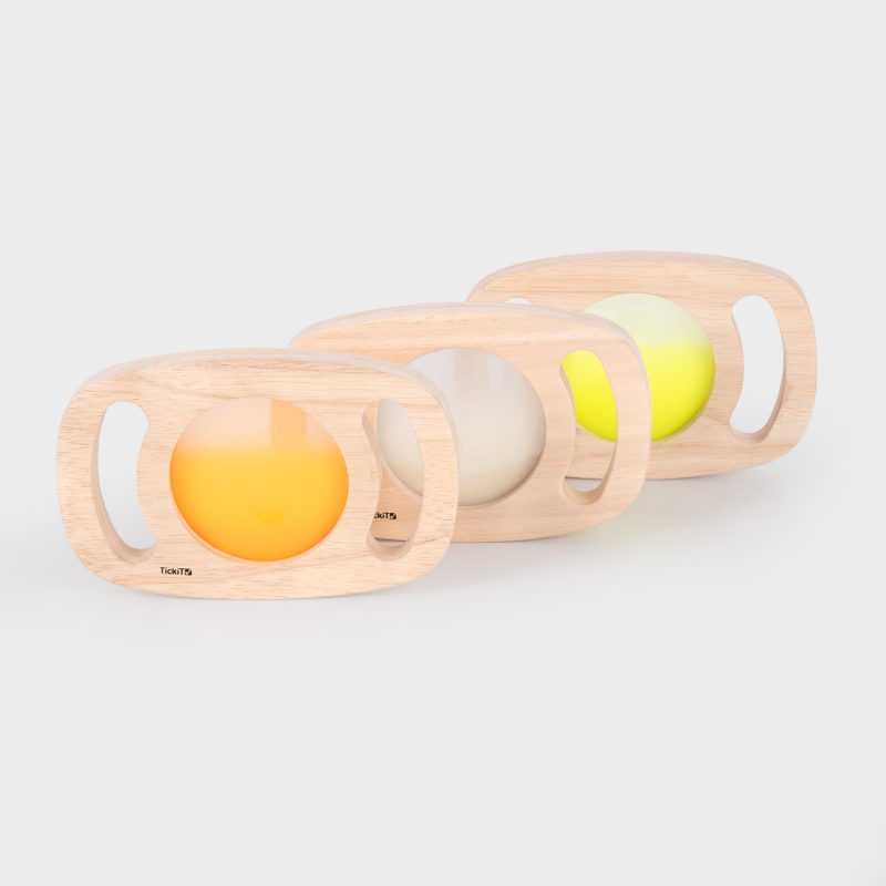 Alle drei Easy Hold Leuchttafeln hintereinander in einer Reihe zu sehen: orange, weiß und gelb