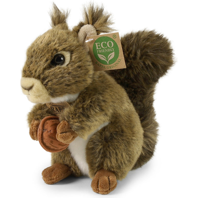 Schräg-vorne rechts (Eichhörnchen schaut nach rechts, Nuss im Vordergrund, sehr plastisch).