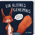 Buchcover „Ein kleines Geheimnis“ von Agi Ofner (arsEdition). Ein rotes Eichhörnchen schaut verschmitzt aus dem Bild, legt den Finger auf die Lippen und flüstert: „Spiel mit mir und ich verrat es dir!“ – ein interaktives Mitmachbuch für kleine Kinder.
