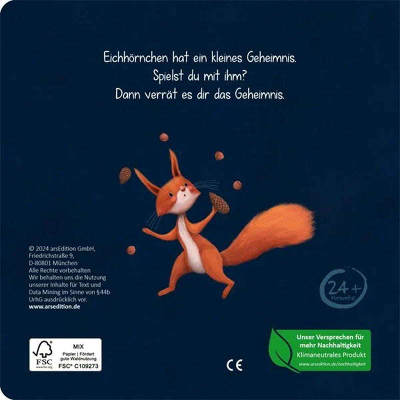 Rückseite des Buches. Das Eichhörnchen jongliert fröhlich mit Nüssen, während der Text verrät: „Eichhörnchen hat ein kleines Geheimnis. Spielst du mit ihm? Dann verrät es dir das Geheimnis.“
