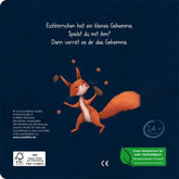 Rückseite des Buches. Das Eichhörnchen jongliert fröhlich mit Nüssen, während der Text verrät: „Eichhörnchen hat ein kleines Geheimnis. Spielst du mit ihm? Dann verrät es dir das Geheimnis.“