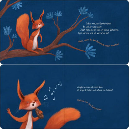 Aufgeschlagene Doppelseite. Das Eichhörnchen sitzt auf einem Ast und lädt das Kind ein: „Psst, hallo du! Ich hab ein kleines Geheimnis. Spiel mit mir und ich verrat es dir!“ – dazu gibt es eine Mitmachaufforderung: „Nicke, wenn du das Geheimnis wissen möchtest!“ Auf der nächsten Seite singt das Eichhörnchen fröhlich, während Musiknoten durch die Luft schweben, und das Kind soll klatschen.