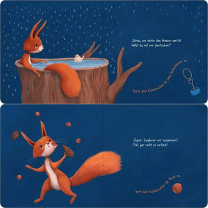 Oben planscht das Eichhörnchen in einem Baumstamm voller Wasser mit einem Vogel und ruft: „Willst du mit mir planschen?“ – das Kind soll pusten, um Seifenblasen zu machen. Unten jongliert es wieder mit Nüssen und fordert zum Mitspielen auf: „Wirf dem Eichhörnchen die Nuss zu!“