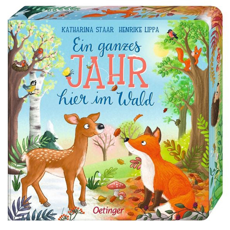 Auf dem Bild ist das Cover des Kinderbuchs „Ein ganzes Jahr hier im Wald“ von Katharina Staar und Henrike Lippa zu sehen. Es zeigt ein bunt illustriertes Waldmotiv mit einem Reh und einem Fuchs im Vordergrund. Um sie herum sind Bäume, die verschiedene Jahreszeiten darstellen: blühend im Frühling, grün im Sommer, bunt im Herbst und verschneit im Winter. In den Bäumen sitzen Vögel und ein Eichhörnchen, wodurch die Waldszene lebendig wirkt. Der Titel ist in verspielter Schrift gestaltet, wobei das Wort „Jahr“ 