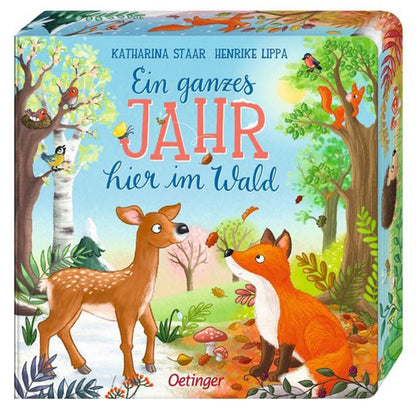 Auf dem Bild ist das Cover des Kinderbuchs „Ein ganzes Jahr hier im Wald“ von Katharina Staar und Henrike Lippa zu sehen. Es zeigt ein bunt illustriertes Waldmotiv mit einem Reh und einem Fuchs im Vordergrund. Um sie herum sind Bäume, die verschiedene Jahreszeiten darstellen: blühend im Frühling, grün im Sommer, bunt im Herbst und verschneit im Winter. In den Bäumen sitzen Vögel und ein Eichhörnchen, wodurch die Waldszene lebendig wirkt. Der Titel ist in verspielter Schrift gestaltet, wobei das Wort „Jahr“ 