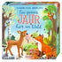 Auf dem Bild ist das Cover des Kinderbuchs „Ein ganzes Jahr hier im Wald“ von Katharina Staar und Henrike Lippa zu sehen. Es zeigt ein bunt illustriertes Waldmotiv mit einem Reh und einem Fuchs im Vordergrund. Um sie herum sind Bäume, die verschiedene Jahreszeiten darstellen: blühend im Frühling, grün im Sommer, bunt im Herbst und verschneit im Winter. In den Bäumen sitzen Vögel und ein Eichhörnchen, wodurch die Waldszene lebendig wirkt. Der Titel ist in verspielter Schrift gestaltet, wobei das Wort „Jahr“ 