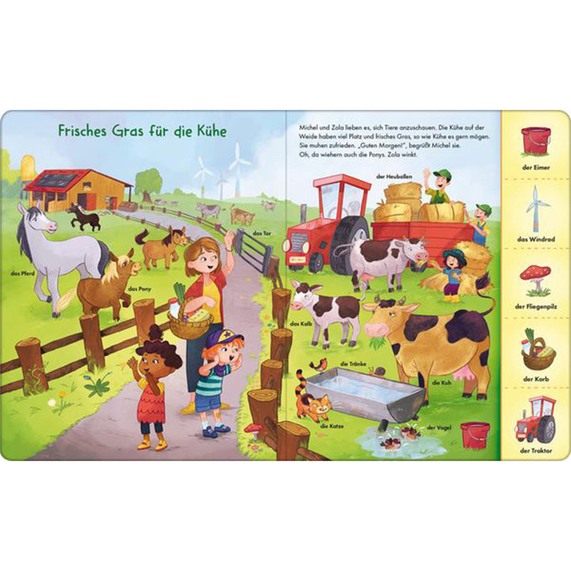 Buchseite „Frisches Gras für die Kühe“. Bauernhofszene mit Kühen, Pferden und Traktor. Viele Begriffe sind beschriftet.