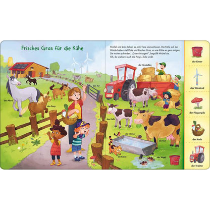 Buchseite „Frisches Gras für die Kühe“. Bauernhofszene mit Kühen, Pferden und Traktor. Viele Begriffe sind beschriftet.