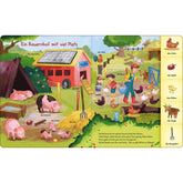 Buchseite „Ein Bauernhof mit viel Platz“. Stall, Schweine und Hühner zu sehen. Kinder füttern Tiere, Wortbegriffe am Rand.