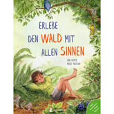 Buchcover: Titel „Erlebe den Wald mit allen Sinnen“ – zeigt ein Kind, das entspannt im Wald liegt, umgeben von Farn, Beeren, Insekten und einem Vogel im Geäst.