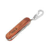 Ein braunes 3-in-1 Taschenmesser „Expedition Natur“ mit Karabinerhaken im geschlossenen Zustand.