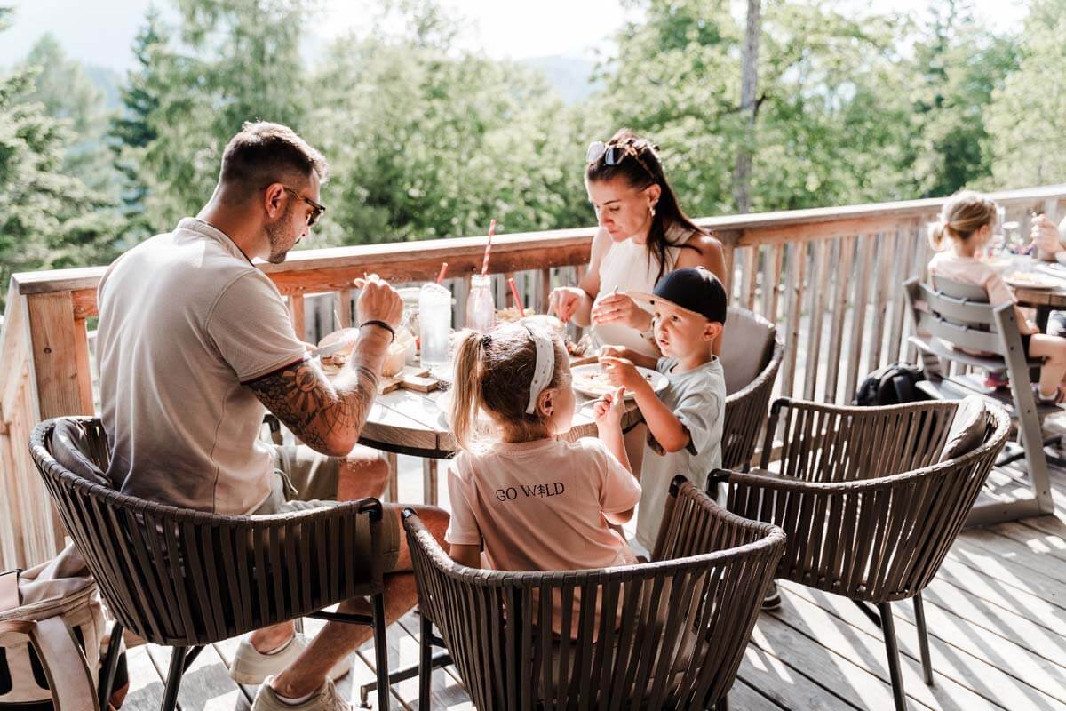 Familie auf Terrasse_Waldpark Hochreiter