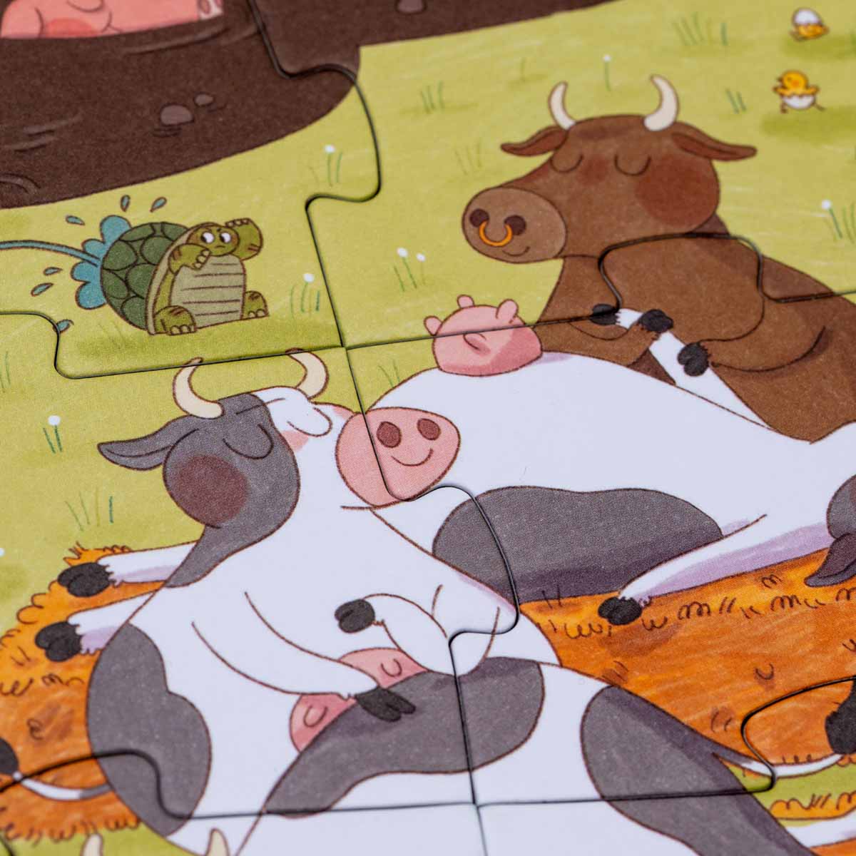 Detail aus dem Farmtastic Puzzle mit Kuh beim Wellness
